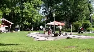 Minigolfplatz im Park gegenüber